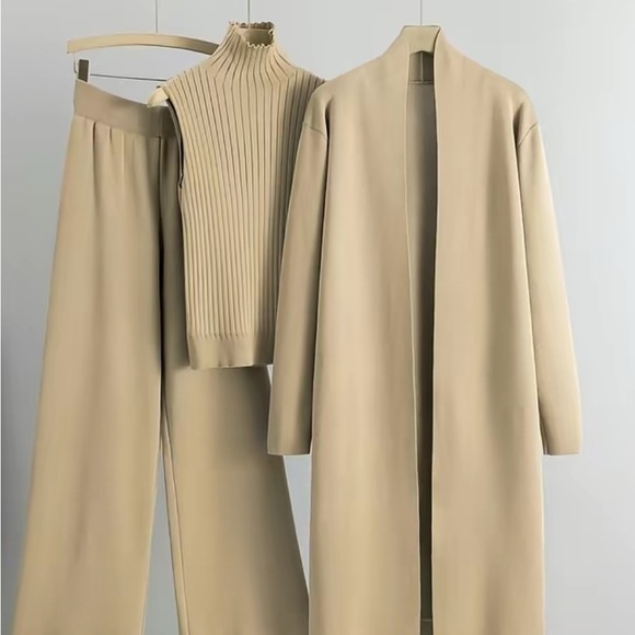 Sophisticated Beige/camel/khaki 3- piece Women's Pantsuit One Size fits 4-16 - Picture 10 of 16